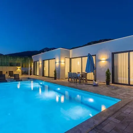 Doga Manzarali Havuzlu Nord 2 Villa Kaş